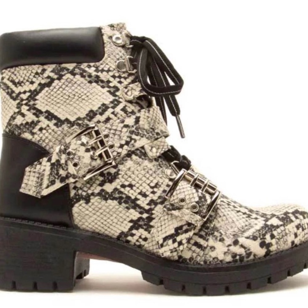 Women’s Qupid Tressa Stone and Black Snake Skin Boot Sz 8